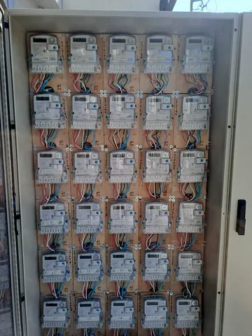Gabinete con un banco de medidores eléctricos instalados para los departamentos de un edificio