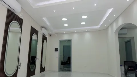 Salón con cielorraso de dos niveles y spots LED embutidos