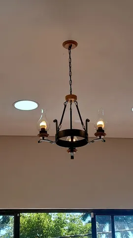 Lámpara colgante de hierro con spots LED embutidos en el cielorraso