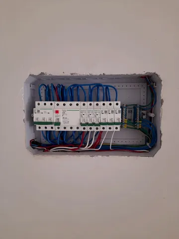 Tablero eléctrico de una vivienda, abierto, con las llaves térmicas y el cableado ordenado