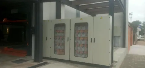 Fila de tableros generales metálicos con banco de medidores, en la planta baja de un edificio